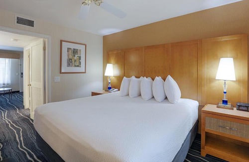 Downtown Hotel | Ramada by Wyndham Costa Mesa/Newport Beach