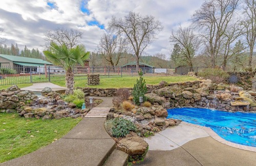 Trail Resort | Ranch Home with Private Pool -close to the Rogue River