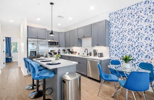 Camelback East House | Rare Side-by-Side Dual Townhome Retreat 6BR- King Beds, Pool, Free Parking, Near Old Town and Airport