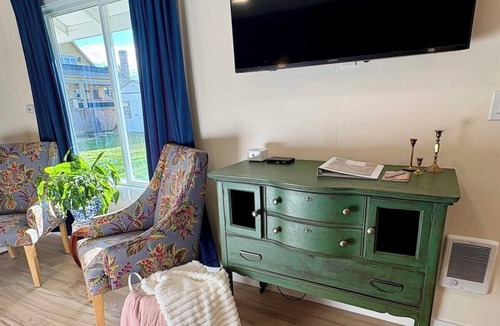Enumclaw Cottage | Raspberry Cottage Retreat: 5 mins to DT Enumclaw