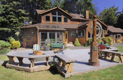 Trinidad House | Raven Ridge Retreat - Redwoods, Hot Tub & Firepit!