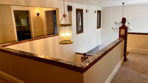 Klamath Lake House | Ravenwood Manor - Sleeps 12 - Family Friendly