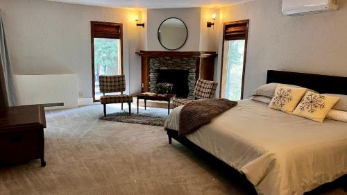 Klamath Lake House | Ravenwood Manor - Sleeps 12 - Family Friendly