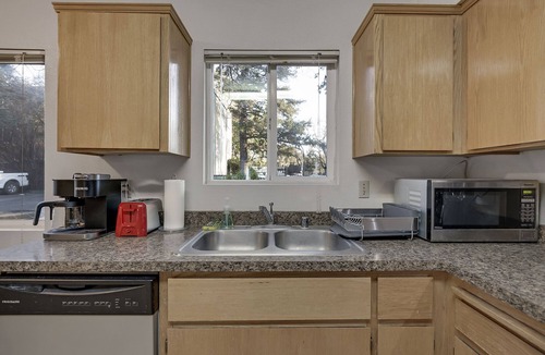 Chico House | Recently Furnished Brick Townhome Near Chico State