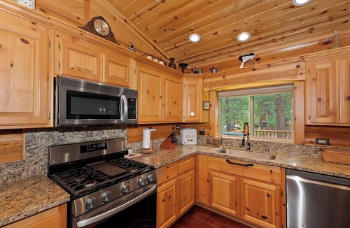 Summit Estates Cabin | Red Cloud Cottage: Luxury Log Cabin Walking Distance to Snow Summit! Hot Tub! Game Room! Pet Friendly! EV Charger!