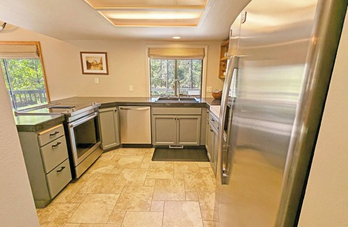 Overlook Park House | Red Fir 20 - Cabin + ADU, SHARC, Hot Tub, A/C, Bikes