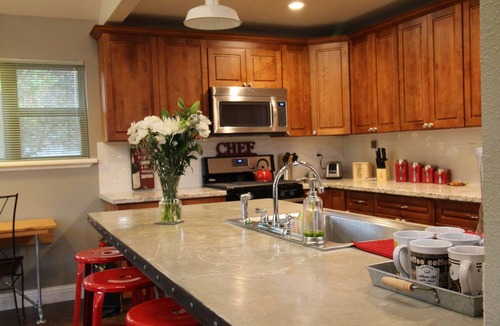 Murphys Cottage | Red Gate Retreat - Nestled In Nature, Walk To Main Street!