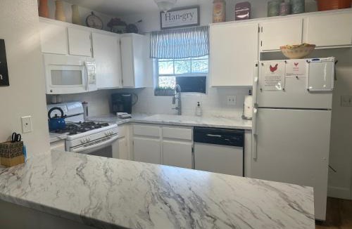 Cedar City Apartment | Red Hen Rental - 2 bed with 1 FULL bath 1 HALF bath FULL Kitchen
