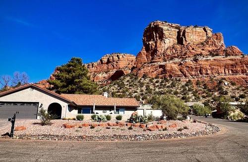 Oak Creek House | Red Rock/Mesa Views, No Stairs, Golf, Hike, Relax. EV Charger, Stocked Kitchen!