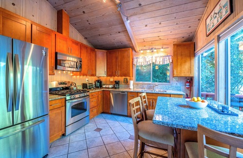 Northwood House | Redwood Cabin Near Guerneville~River Views, Golf & Playcation~Aunt G’s
