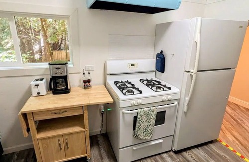 Rio Nido Cottage | Redwood Treehouse-2 beds 1.5 bath-full kitchen-2 outdoor areas-work station WiFi