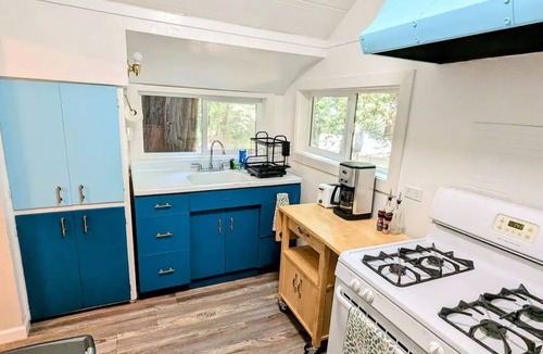 Rio Nido Cottage | Redwood Treehouse-2 beds 1.5 bath-full kitchen-2 outdoor areas-work station WiFi