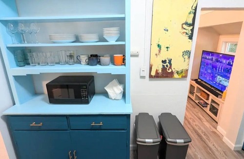 Rio Nido Cottage | Redwood Treehouse-2 beds 1.5 bath-full kitchen-2 outdoor areas-work station WiFi