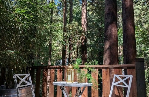 Rio Nido Cottage | Redwood Treehouse-2 beds 1.5 bath-full kitchen-2 outdoor areas-work station WiFi