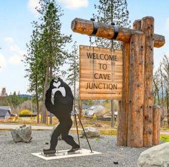 Cave Junction House | Redwoods Stopover- Near Hiking, Pet Friendly