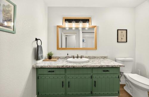 Cave Junction House | Redwoods Stopover- Near Hiking, Pet Friendly