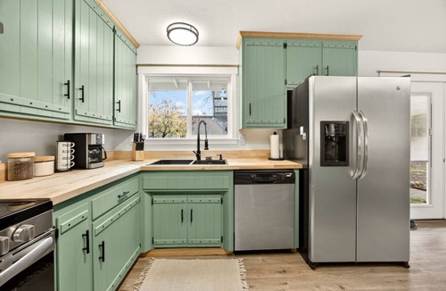 Cave Junction House | Redwoods Stopover- Near Hiking, Pet Friendly