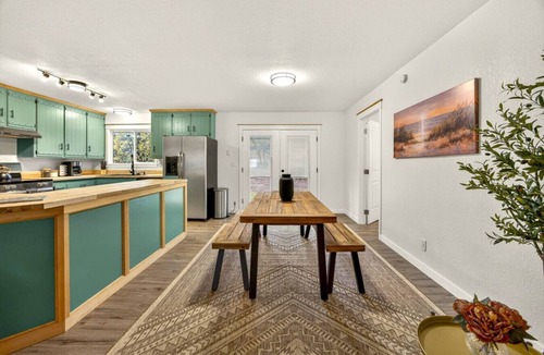Cave Junction House | Redwoods Stopover- Near Hiking, Pet Friendly