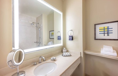 Redwood Shores Hotel | Refreshing Getaway Trip! 3 Convenient Units, Pet-friendly Property w/Pool