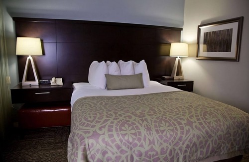 San Bruno Hotel | Relax and Recharge! 2 Modern Units, Free Breakfast, Pet-friendly, Pool, Kitchen!