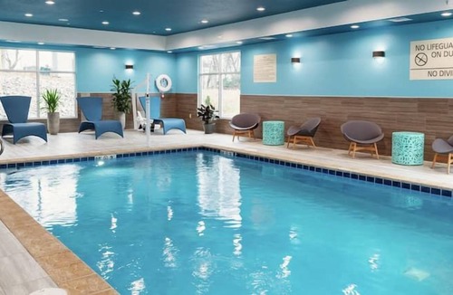 Tigard House | Relax and Recharge! Indoor Swimming Pool, FREE Breakfast and Free Parking