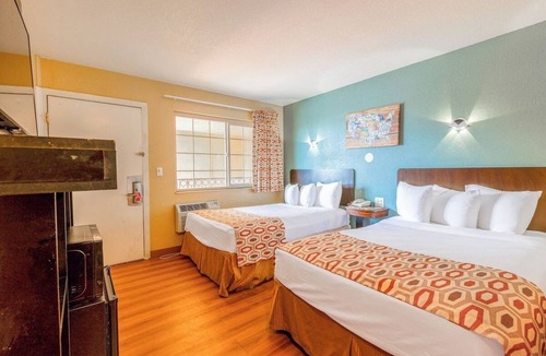 Loma Alta Hotel | Relax + Recharge in 3 Inviting Rooms Rental Near Harbor Beach