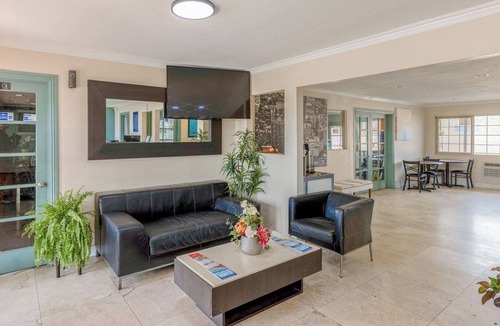 Loma Alta Hotel | Relax + Recharge in 3 Inviting Rooms Rental Near Harbor Beach