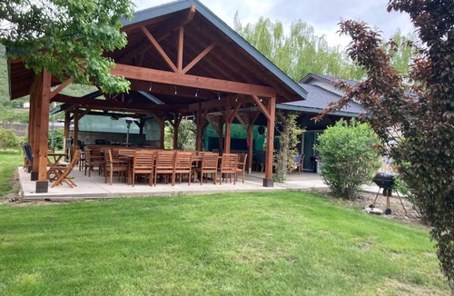 Central Point House | Relax, Reconnect, Explore Scenic Retreat + Pool, Treehouses & Adventure Nearby