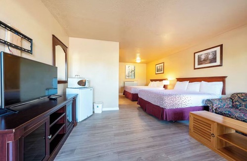 Madras Hotel | Relaxed Stay in a Clean & Peaceful Room w/Essentials & Free Parking