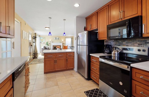 El Cerrito House | Relaxing 4 bedroom - Full Kitchen & Dining - BART