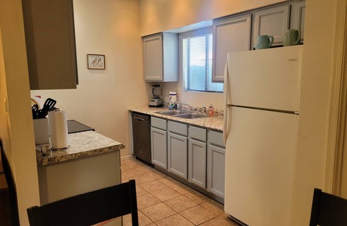 Sunrise Springs Condo | Relaxing condo with easy access to the pool-shopping-restaurants in Foothills