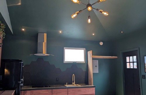 Silverton Cottage | Relaxing Couples Getaway with Hot Tub near downtown Silverton