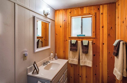 Coffee Creek Resort | Relaxing Fawn Cabin on Coffee Creek in Trinity Alps