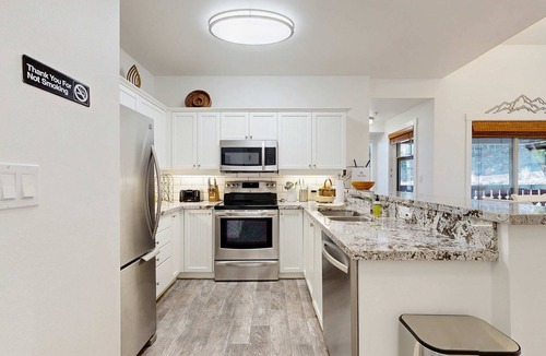 Salt Lake Mountain Resorts Condo | Relaxing mountain-view condo with shared hot tub, pool & more-walk to ski lifts