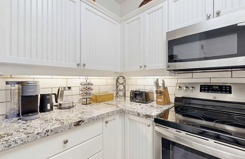 Salt Lake Mountain Resorts Condo | Relaxing mountain-view condo with shared hot tub, pool & more-walk to ski lifts