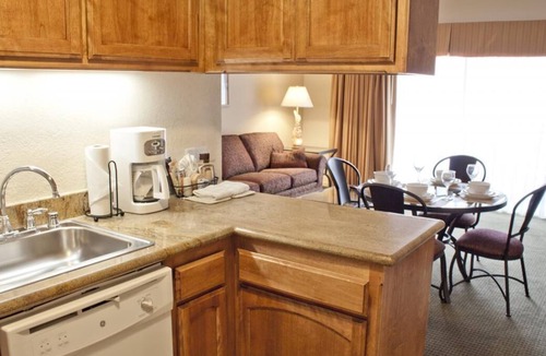 Avila Beach Resort | Relaxing Overnight Stay! 3 Modern Units, Free Parking, Onsite Pool