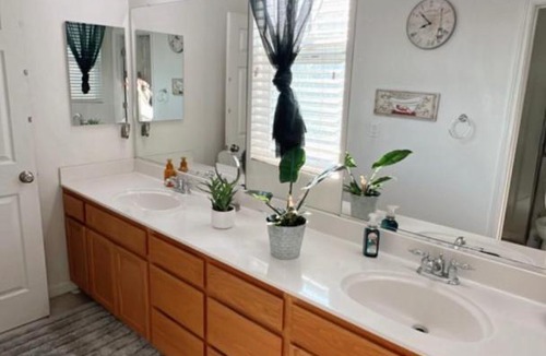 Tracy House | Relaxing Queen Suite with Private Bathroom