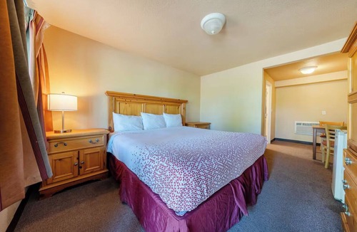 Madras Hotel | Relaxing Room w/Free Parking, Pet-Friendly, Madras Aquatic Center - 1.5 mi away