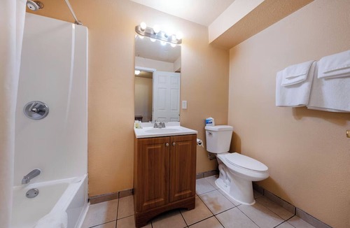 Madras Hotel | Relaxing Room w/Free Parking, Pet-Friendly, Madras Aquatic Center - 1.5 mi away