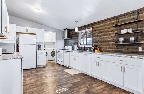 Holiday Shores House | Remodeled 3 BDR across from the River Sleeps 10