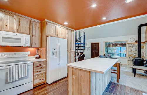 Pla-Vada Woodlands Ski Chalet | Remodeled chalet with private hot tub, bumper pool table & W&D