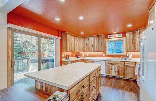 Pla-Vada Woodlands Ski Chalet | Remodeled chalet with private hot tub, bumper pool table & W&D