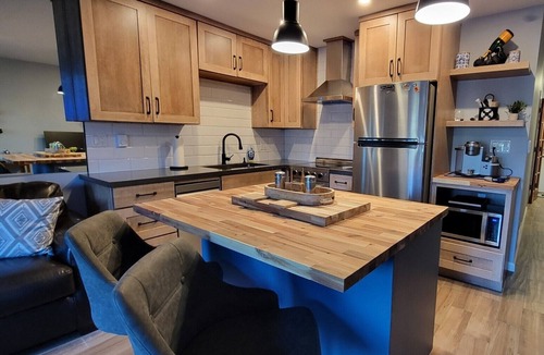Santa Ana Heights Condo | 🏖️Remodeled Coastal Condo. EZ Walk to Lido Marina Village Balboa Beach & Pier