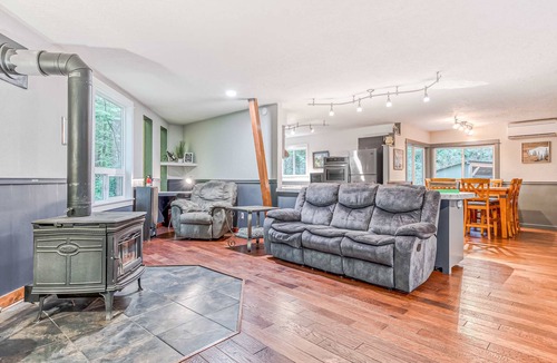 Rhododendron Cabin | Remodeled home with large yard & kitchen in lovely forest setting - dog-friendly