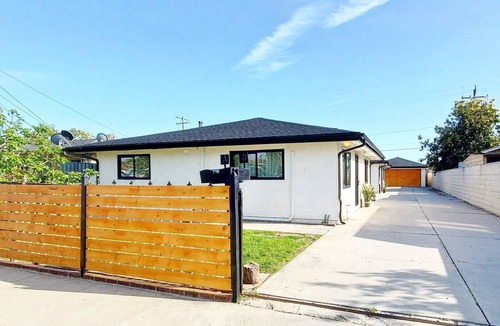 Santa Ana House | Remodeled Twin Duplex 3-Bedroom Home, close to airport, beach, Disney, shopping