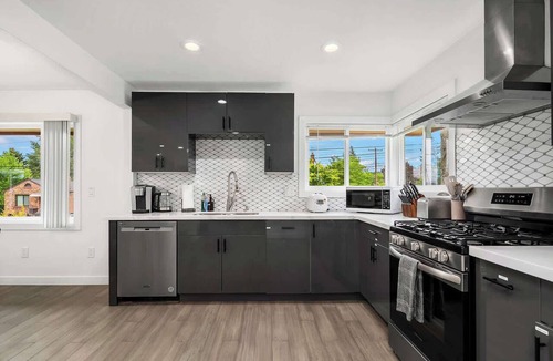 Meadowbrook House | Remodelled Spacious House w/EV Charger, AC & near UW