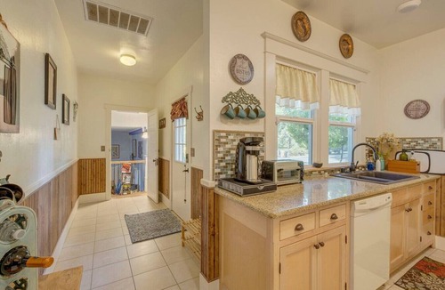 Grants Pass House | Renovated 1912 Home 2B/2B w/King&Queen fenced yard