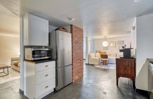 Nob Hill Apartment | Renovated 2BR Garden Suite Steps to NW 23rd