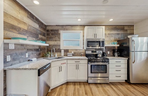 Lakeside Park Cabin | Renovated Modern Retreat with Hot Tub - Walk to Lakeside Beach & Gondola