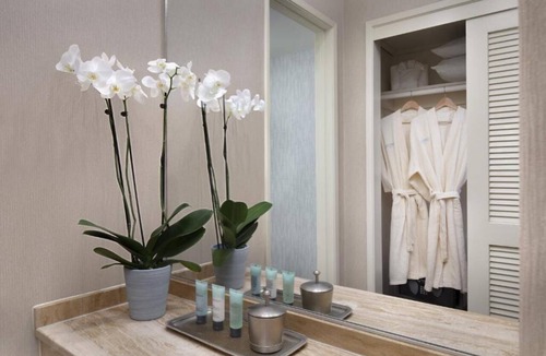 Crown Point Hotel | Resort Queens, Catamaran Resort, Elegant Ambiance, Explore Mission Bay